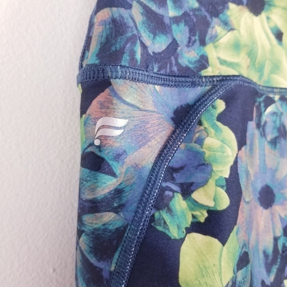 Fabletics High Waisted Floral Powerflex Capri Leggings NWT - Picture 11 of 12